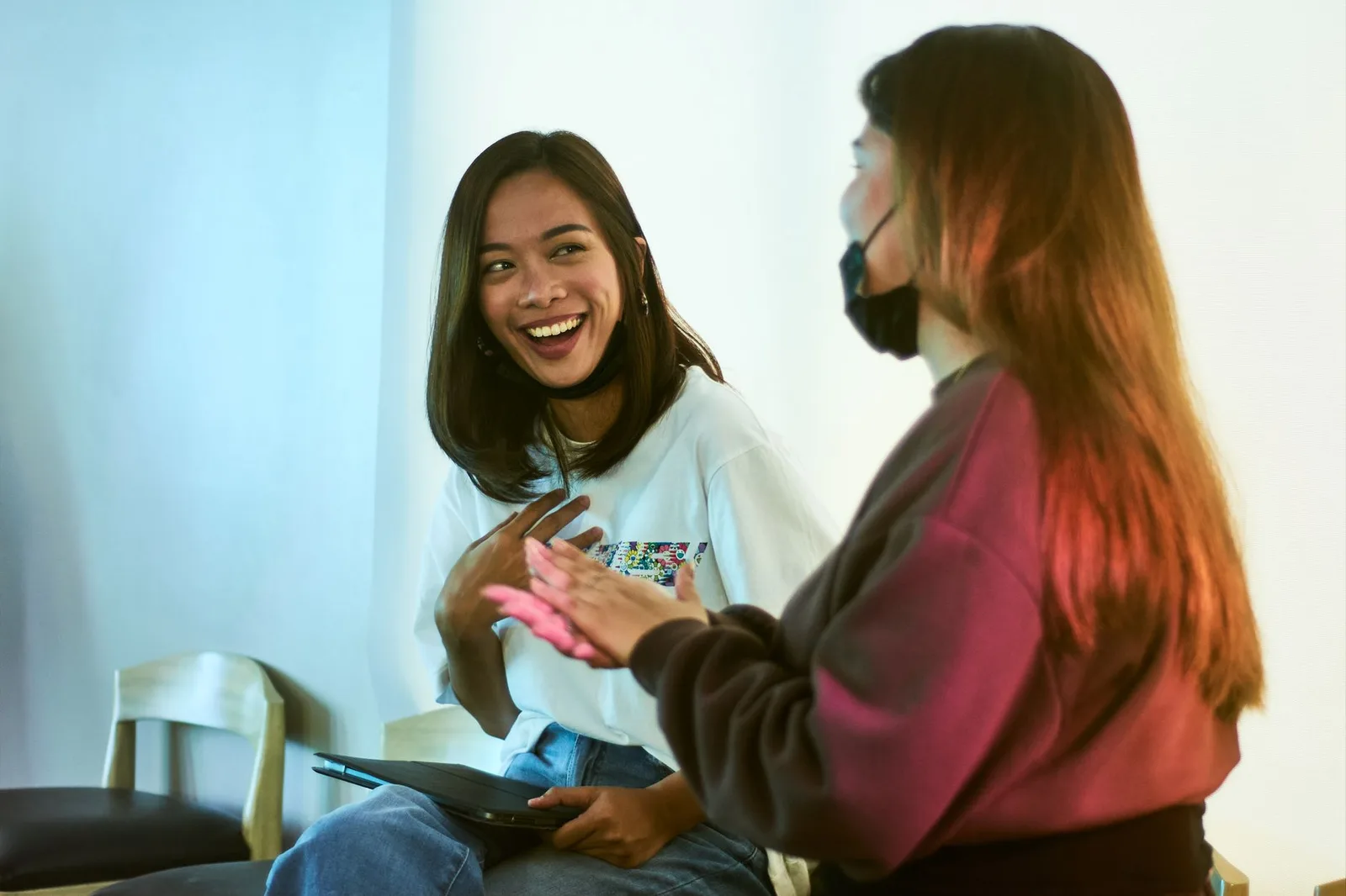 Hai người bạn tạm dừng để cân nhắc cảm xúc trong cuộc trò chuyện