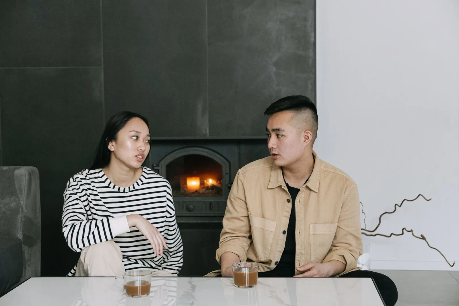Cặp đôi bình tĩnh trò chuyện theo từng chặng