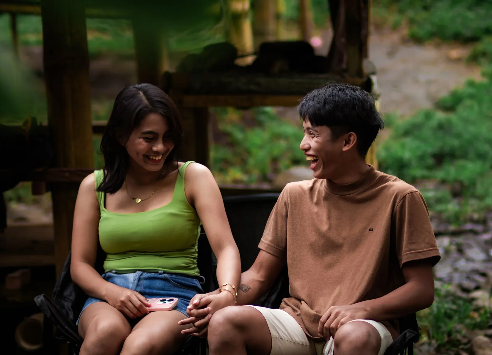 Cặp đôi nắm tay khép lại cuộc trò chuyện sâu