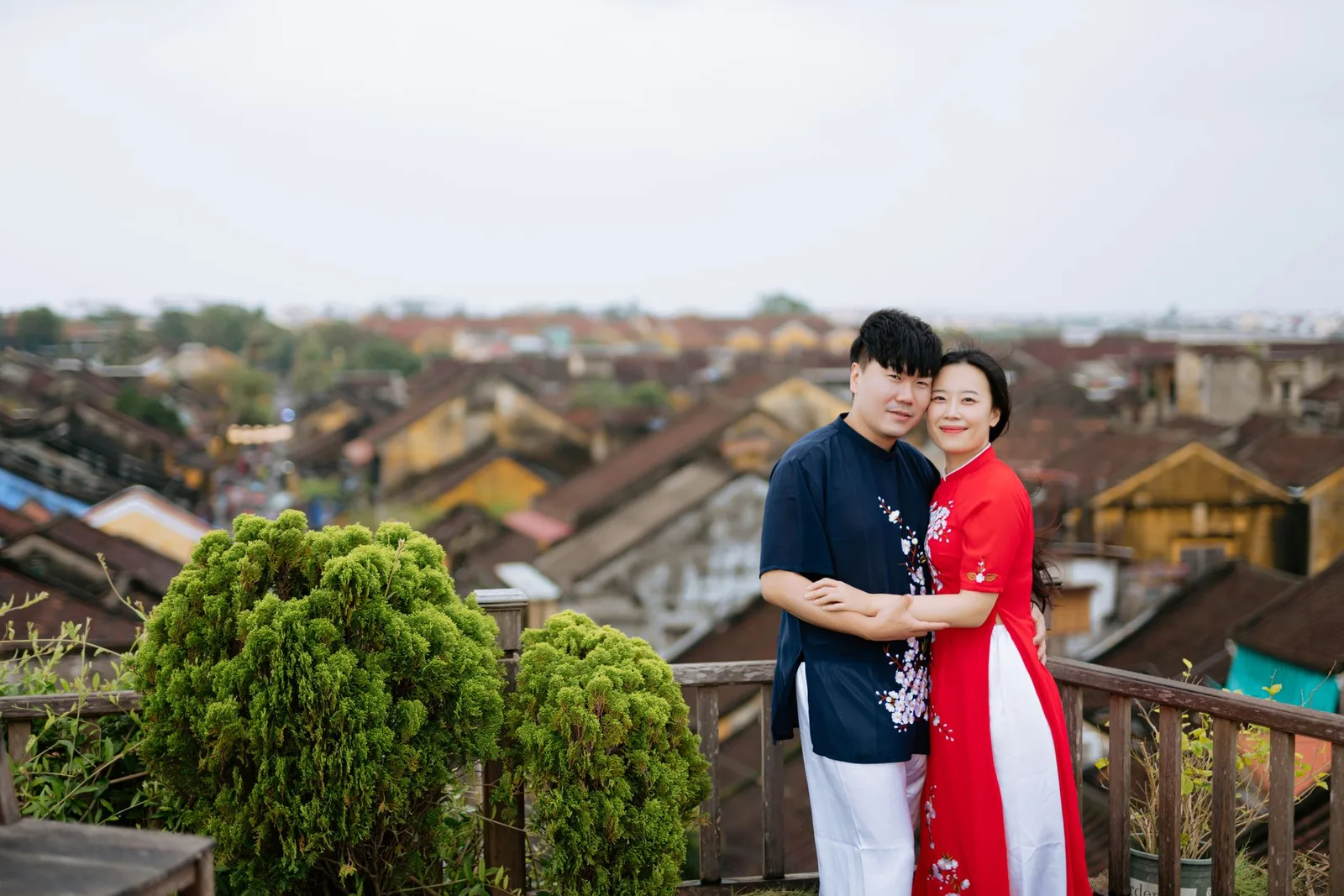 Cặp đôi châu Á thư giãn trên ban công homestay riêng tư