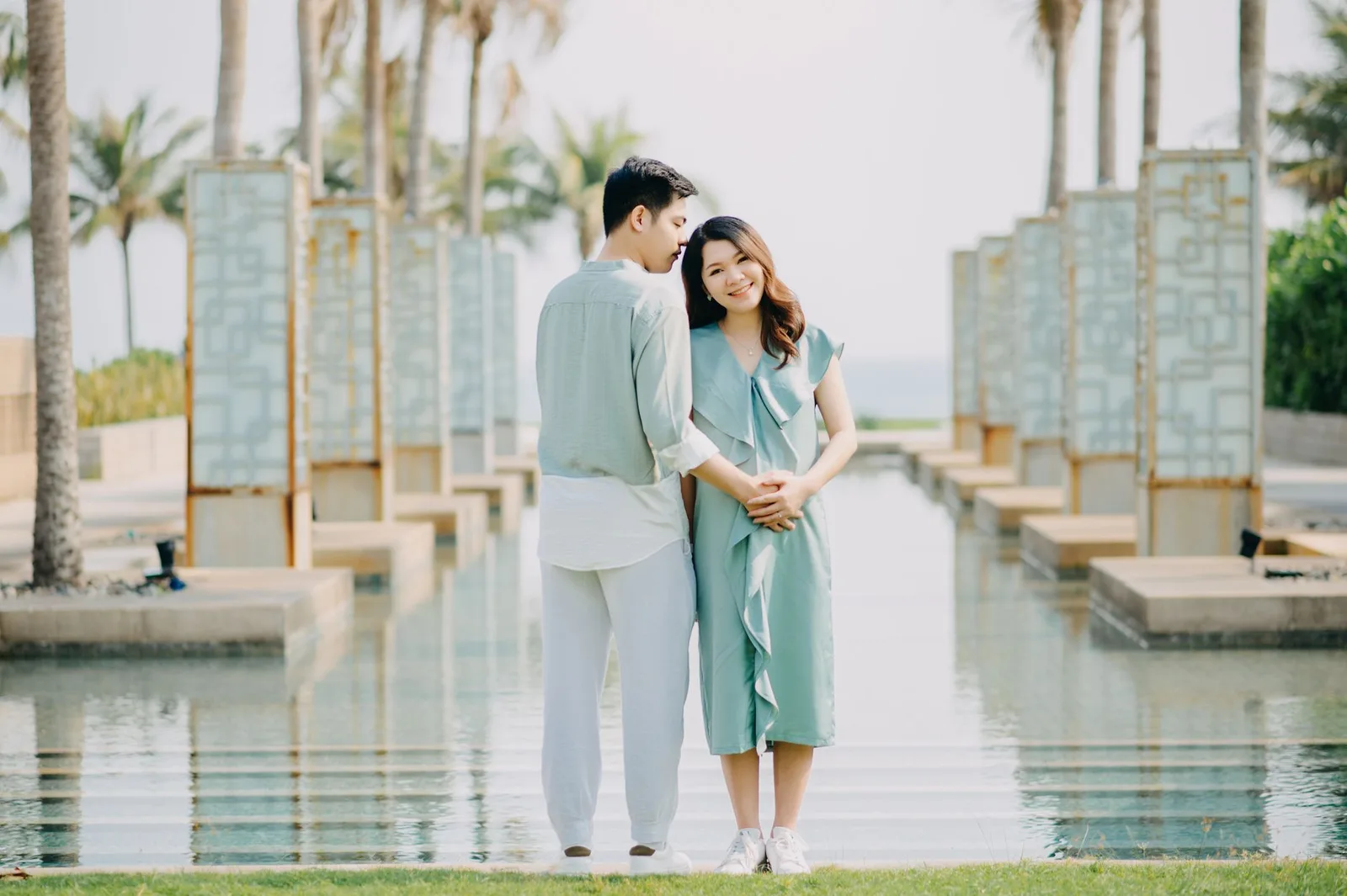 Cặp đôi châu Á nghỉ ngơi bên hồ bơi resort trọn gói