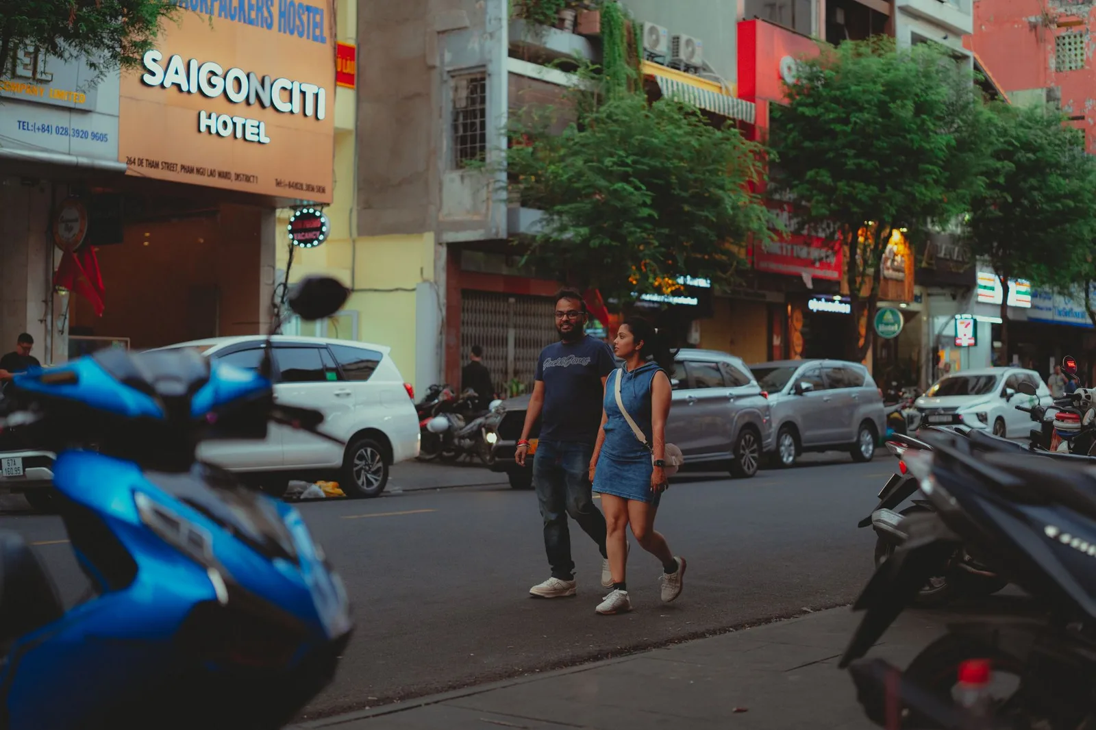 Cặp đôi châu Á cùng lựa chọn nơi lưu trú cho chuyến đi