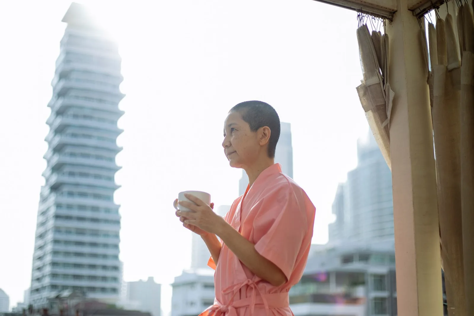 Cặp đôi châu Á thư giãn bên ban công sau buổi trò chuyện