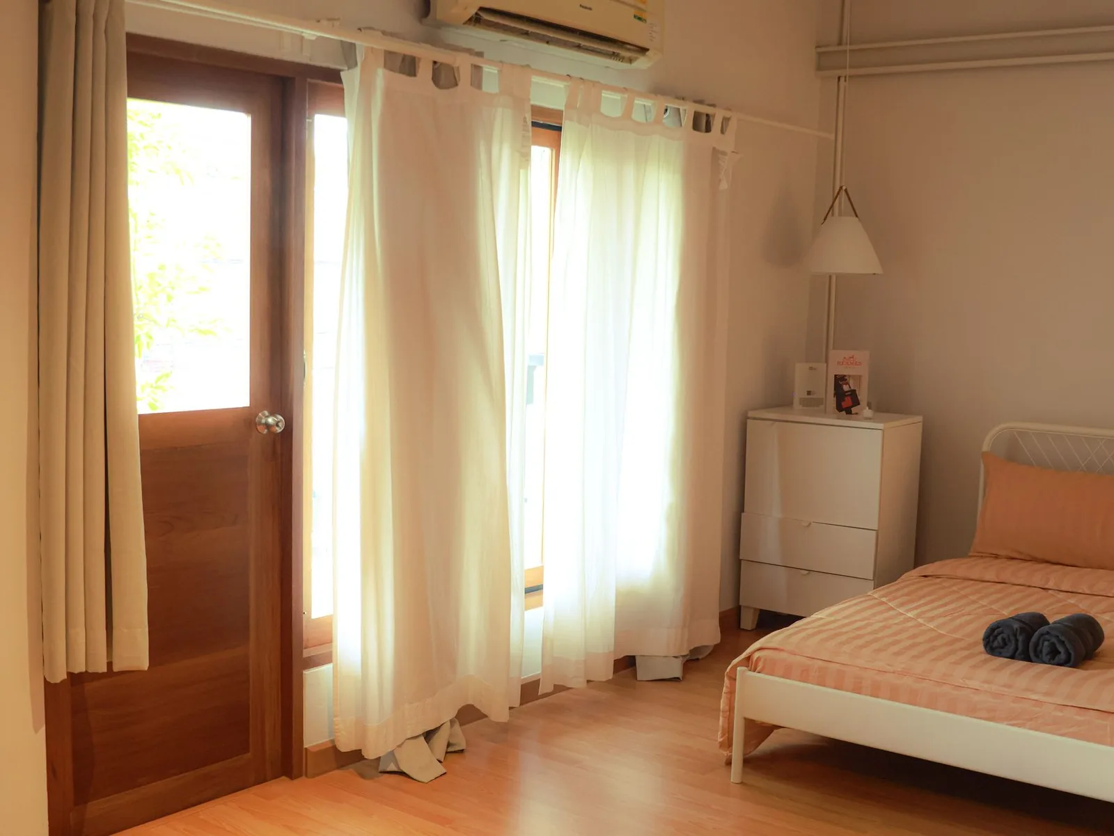 Căn phòng homestay đã hoàn thiện hoa và phụ kiện trang trí