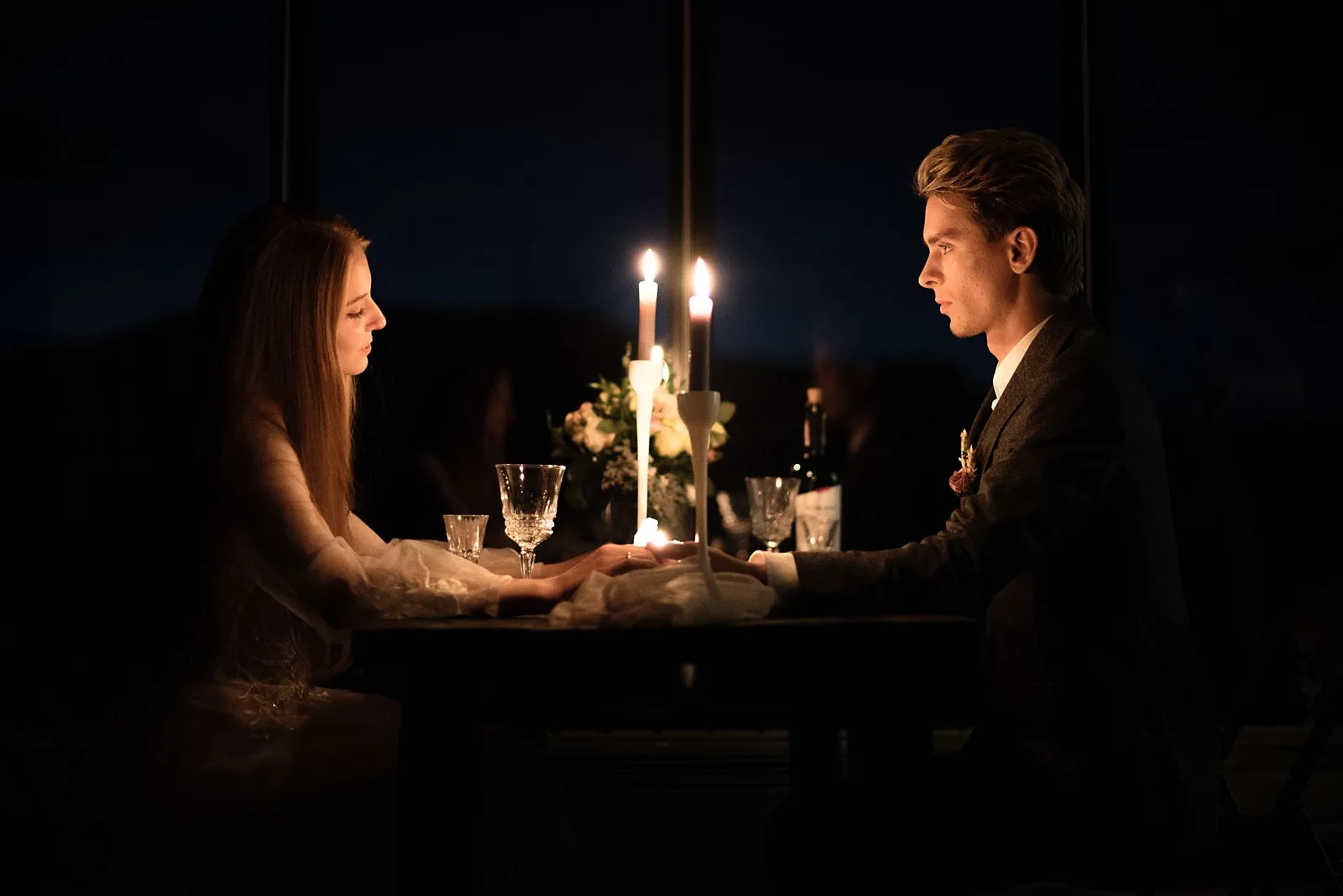Bàn tiệc kỷ niệm được trang trí với nến và hoa