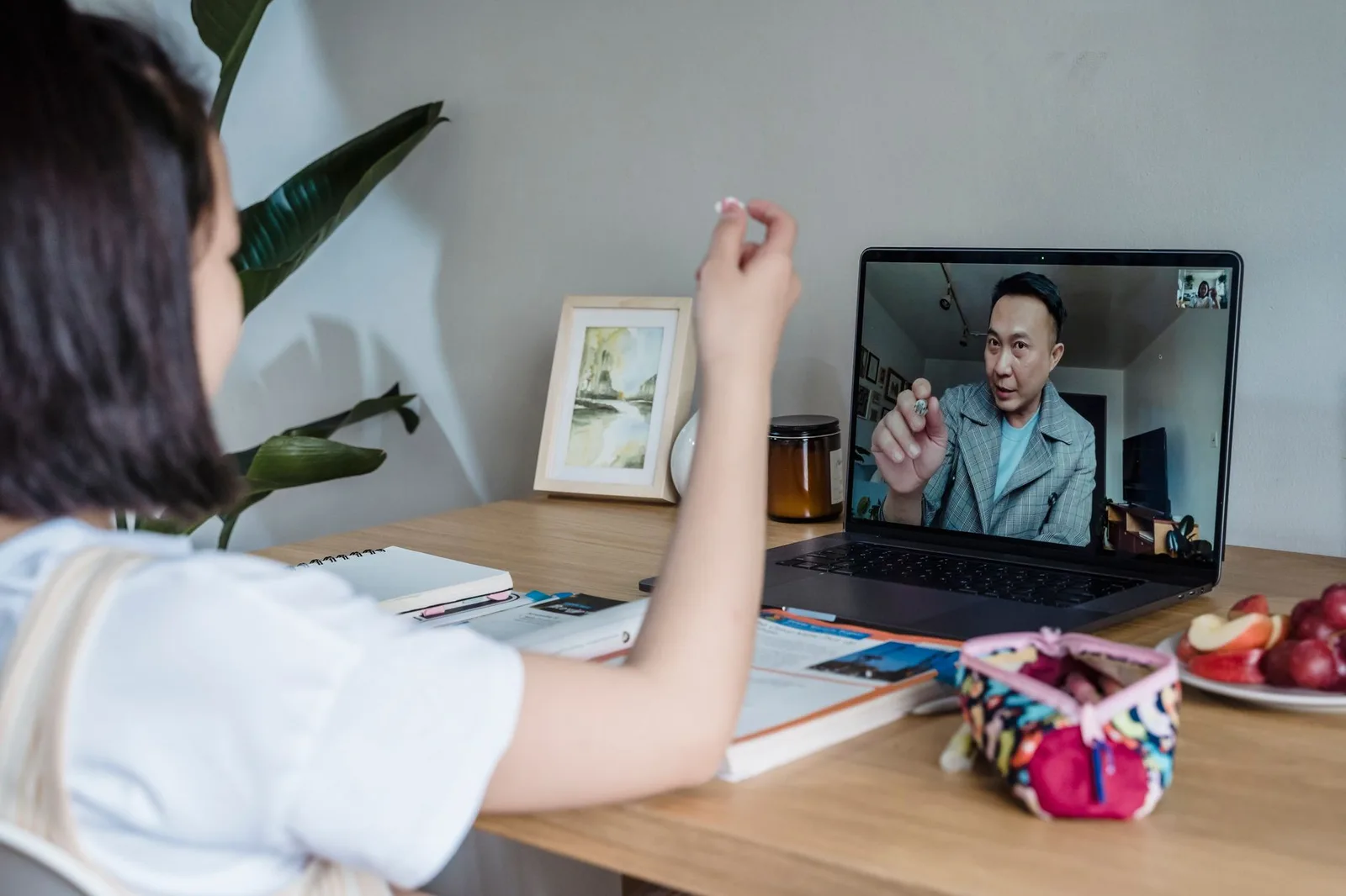 Cặp đôi châu Á trò chuyện bình tĩnh qua video