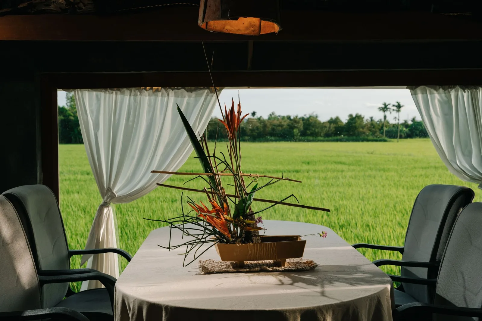 Phòng ngủ có cửa sổ hướng đồng lúa, tách biệt tiếng ồn