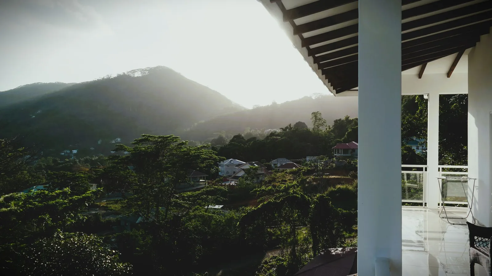Không gian homestay gần thiên nhiên nhìn ra núi xanh