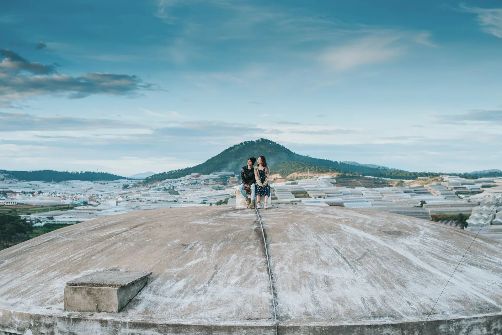 Cặp đôi châu Á nghỉ dưỡng tại homestay đồng quê yên bình