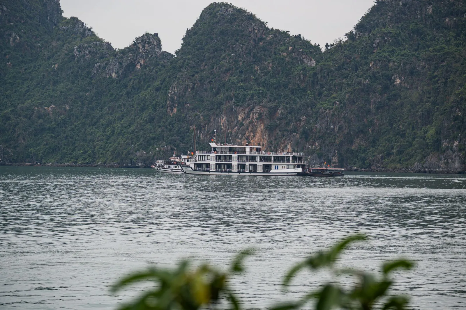 Thuyền nhỏ giữa đầm Vân Long và những dãy núi đá vôi