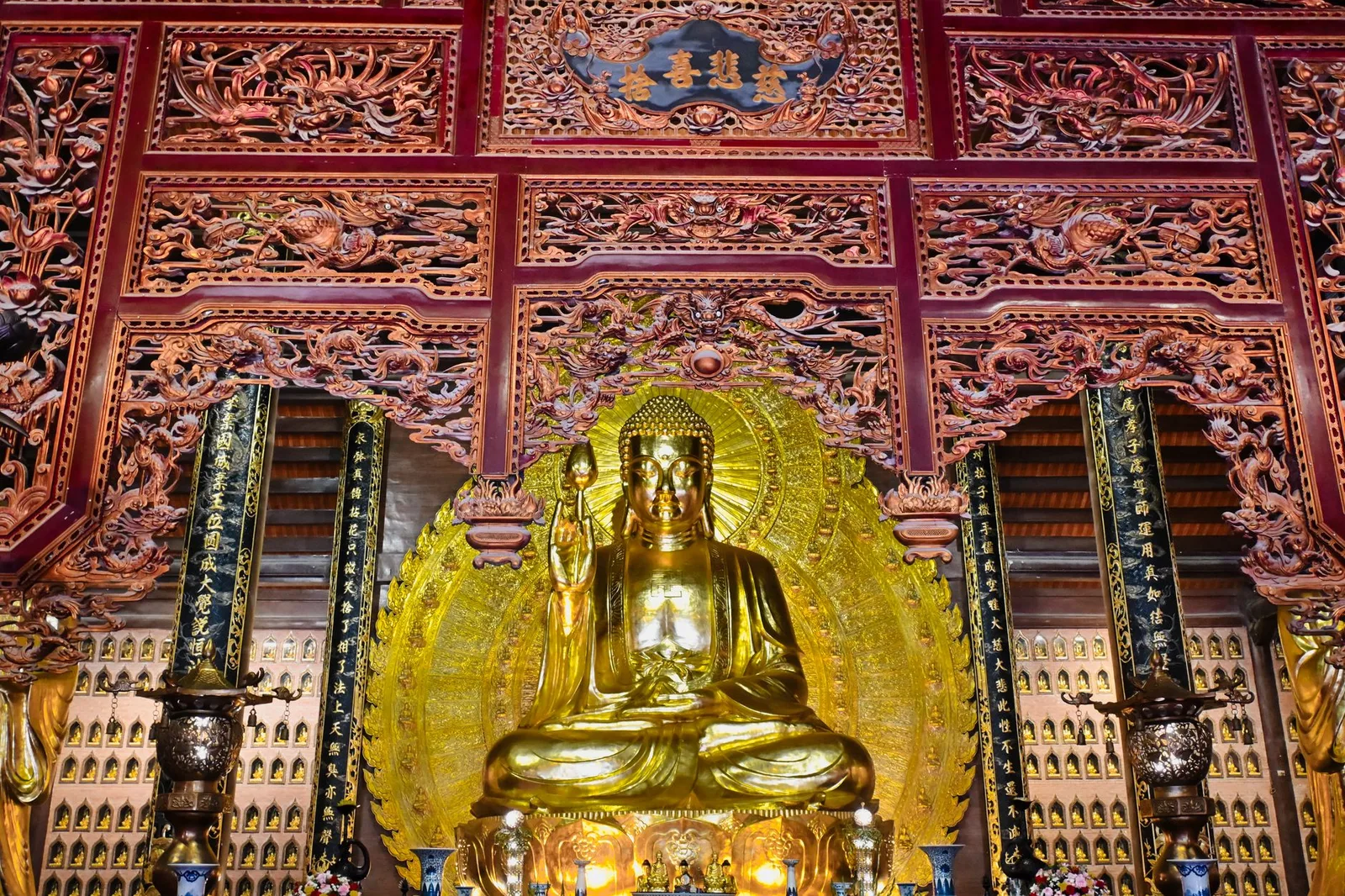 Không gian sân chùa Bái Đính thanh tĩnh vào buổi sáng