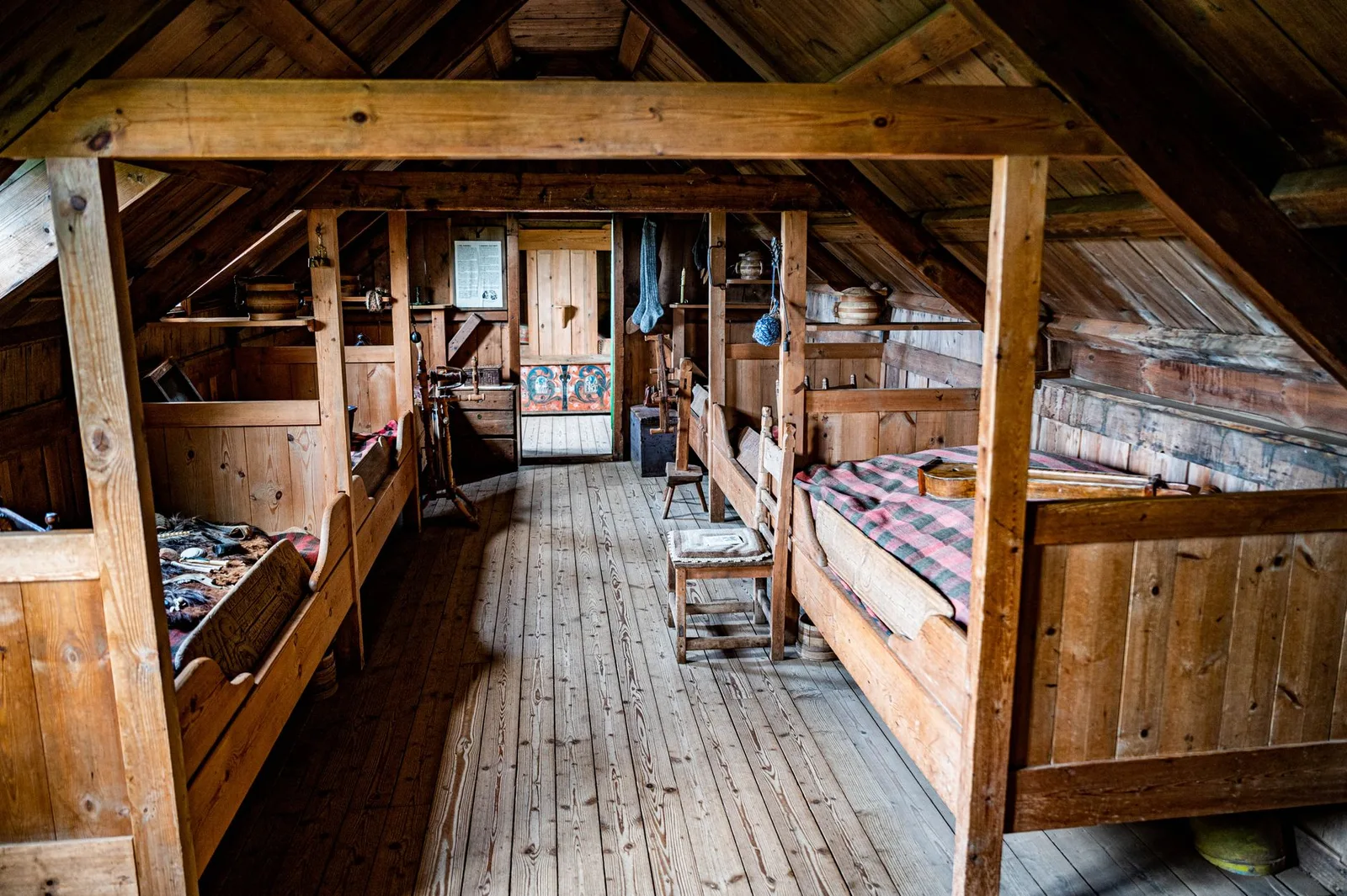 Phòng ngủ mộc mạc tại homestay đồng quê
