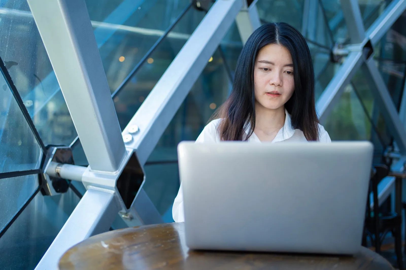 Du khách châu Á so sánh phương án lưu trú trên máy tính