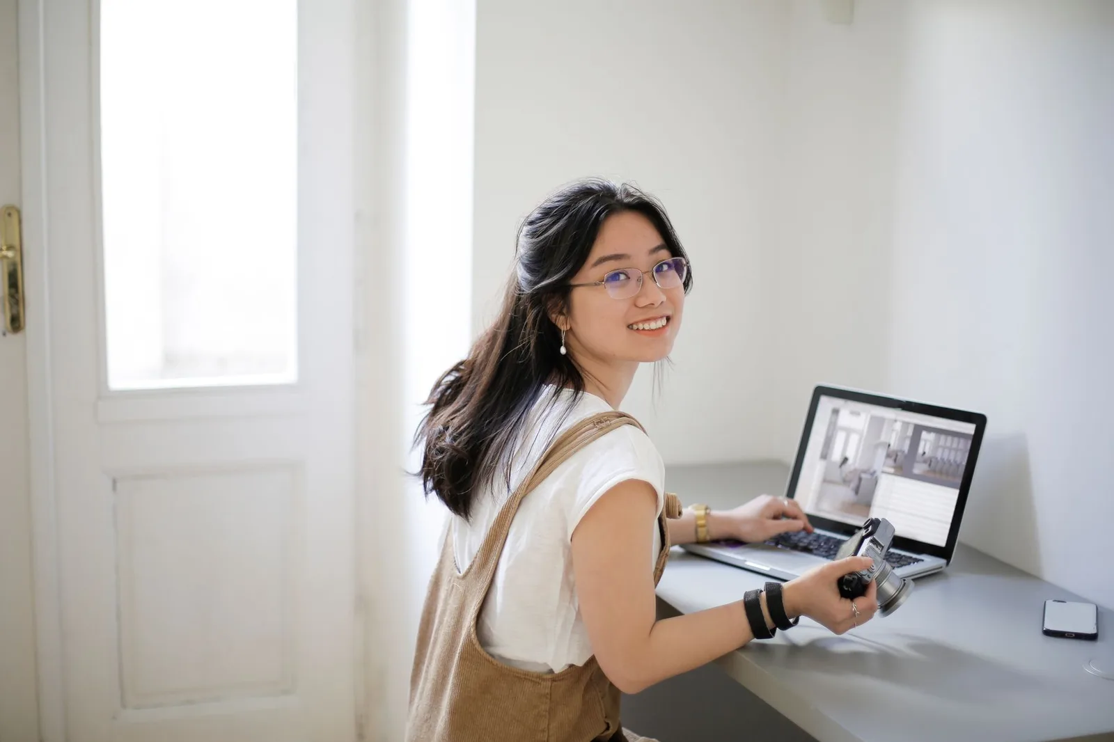 Người làm việc trên laptop và kiểm tra Wi-Fi tại homestay