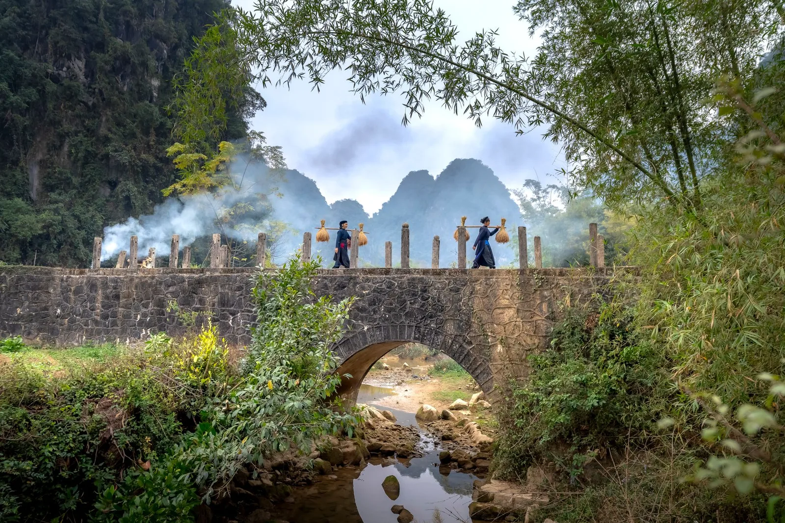 Gia đình đạp xe khám phá vùng núi đá vôi Ninh Bình