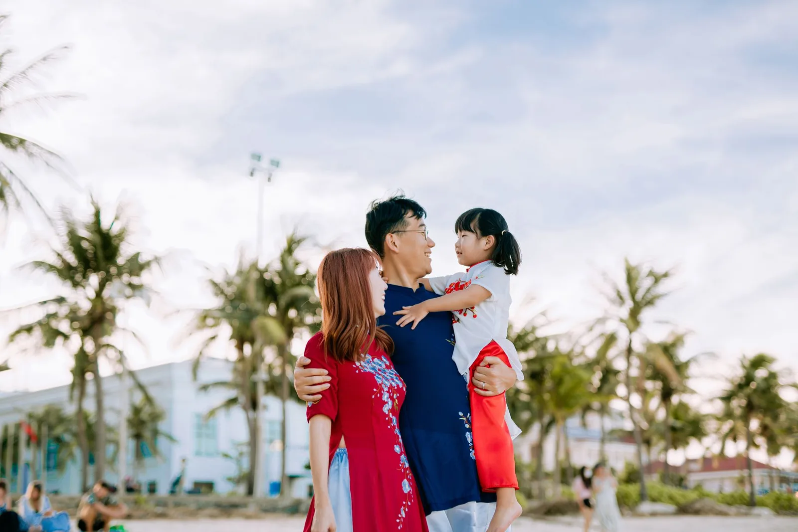 Bố mẹ tìm hiểu nơi lưu trú phù hợp trước khi đặt phòng