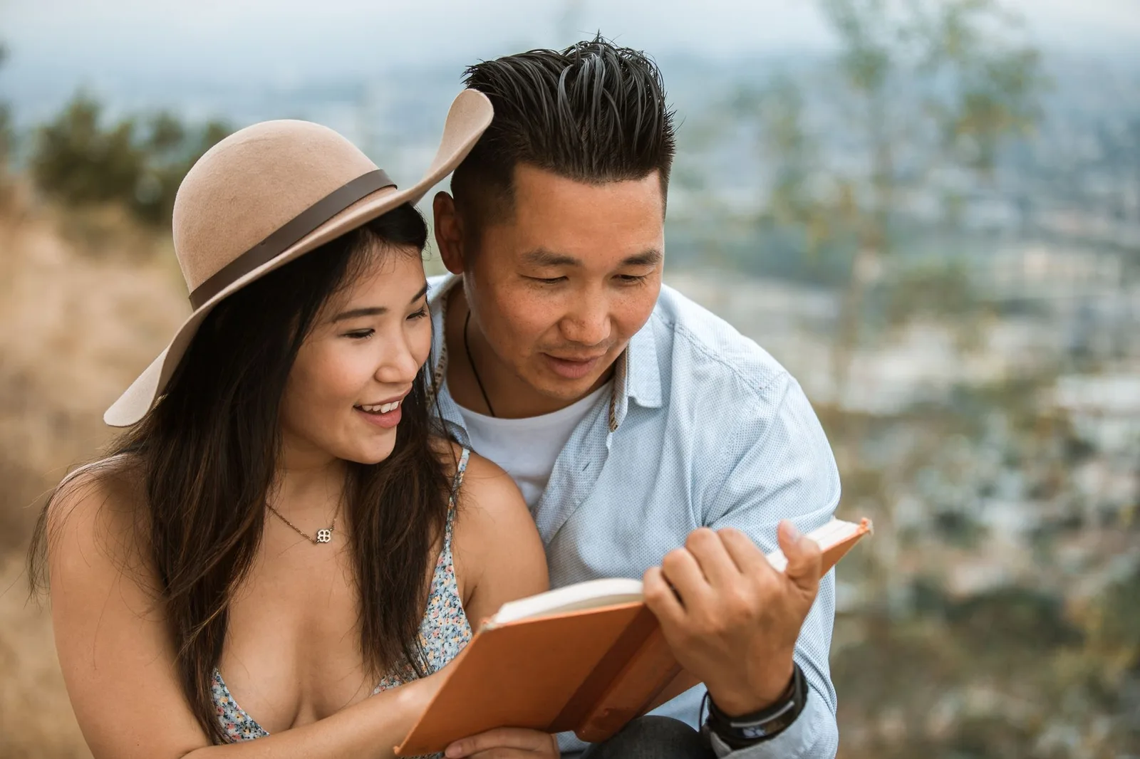 Cặp đôi châu Á kiểm tra lịch trình để giữ hòa khí