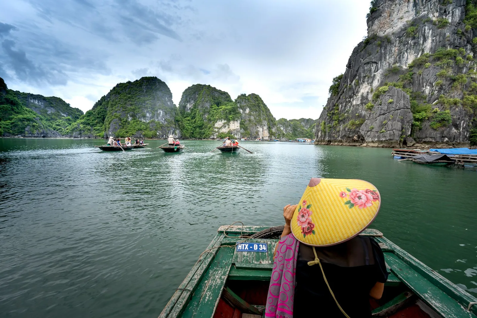 Chèo kayak khám phá các đảo đá vôi trên vịnh Lan Hạ