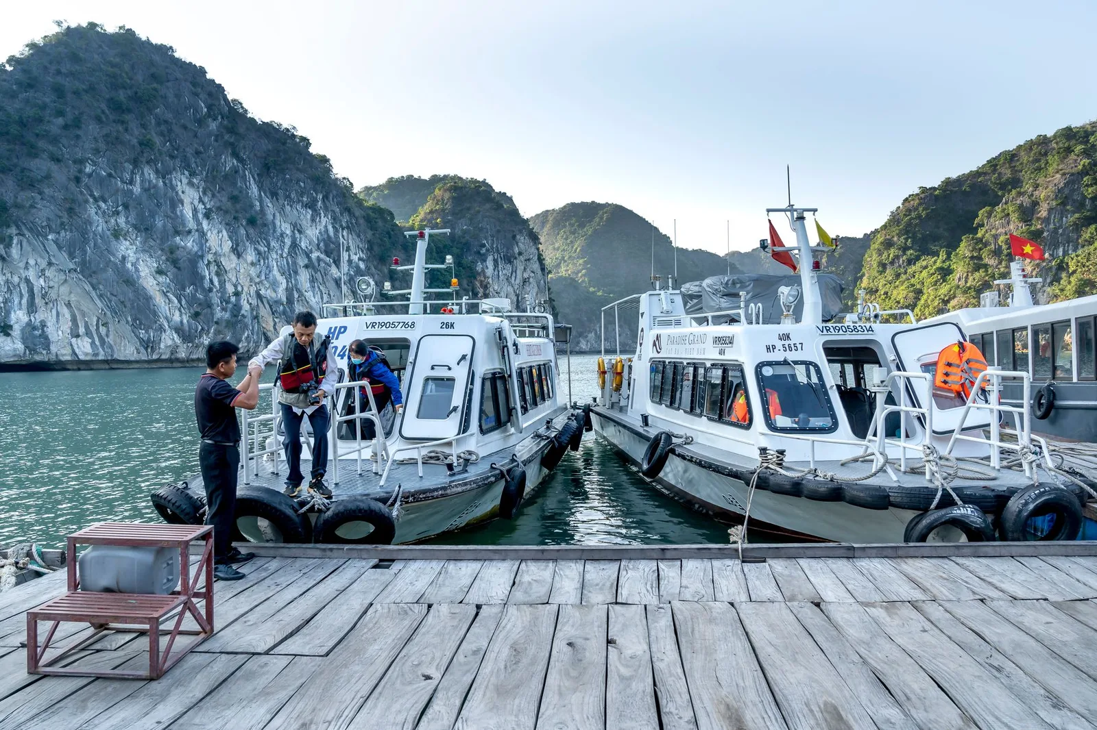 Ban công cabin du thuyền nhìn ra cảnh vịnh Hạ Long