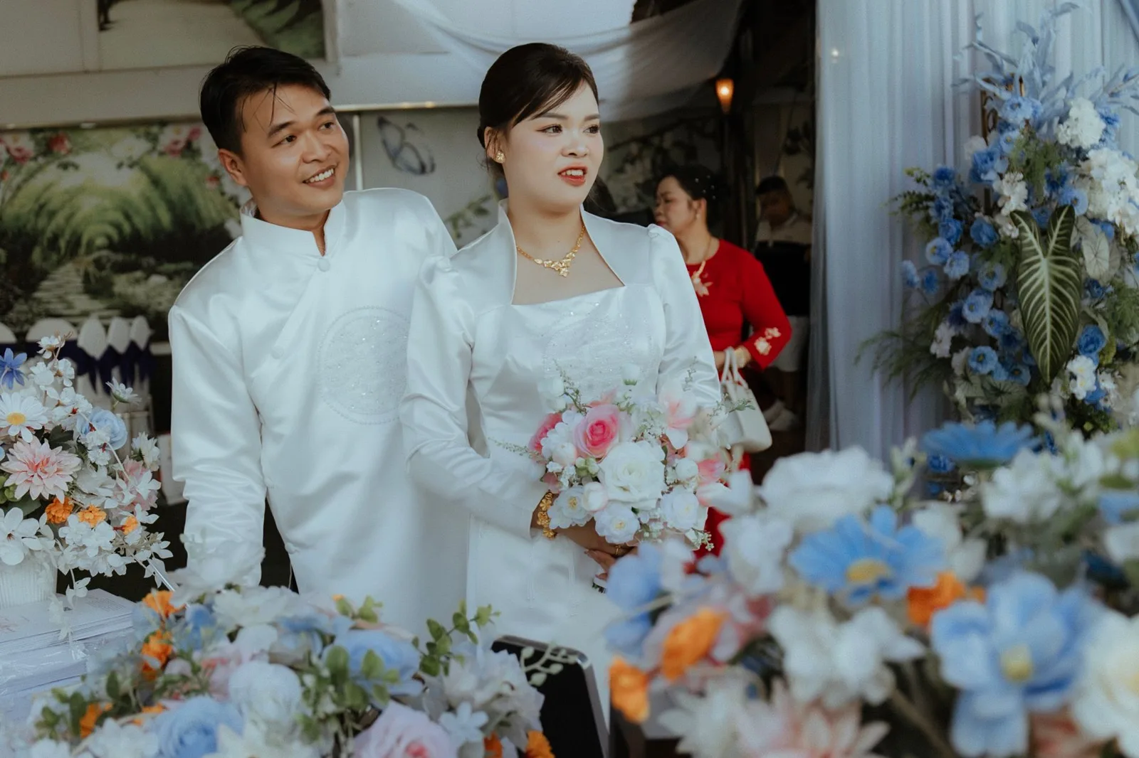 Cặp đôi châu Á làm thủ tục nhận phòng trên du thuyền