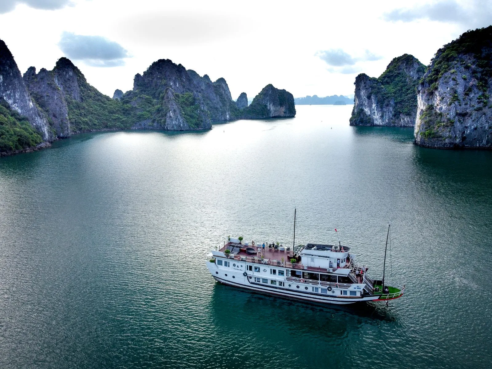 Du thuyền giữa không gian yên tĩnh của vịnh Lan Hạ