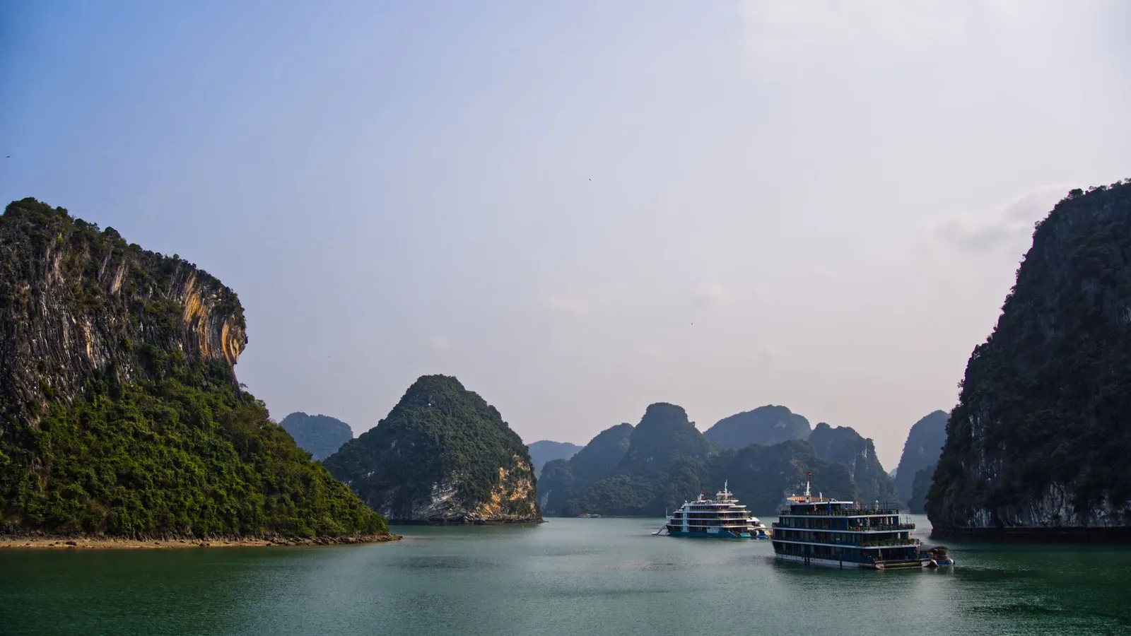 Du thuyền giữa những đảo đá vôi trên vịnh Hạ Long