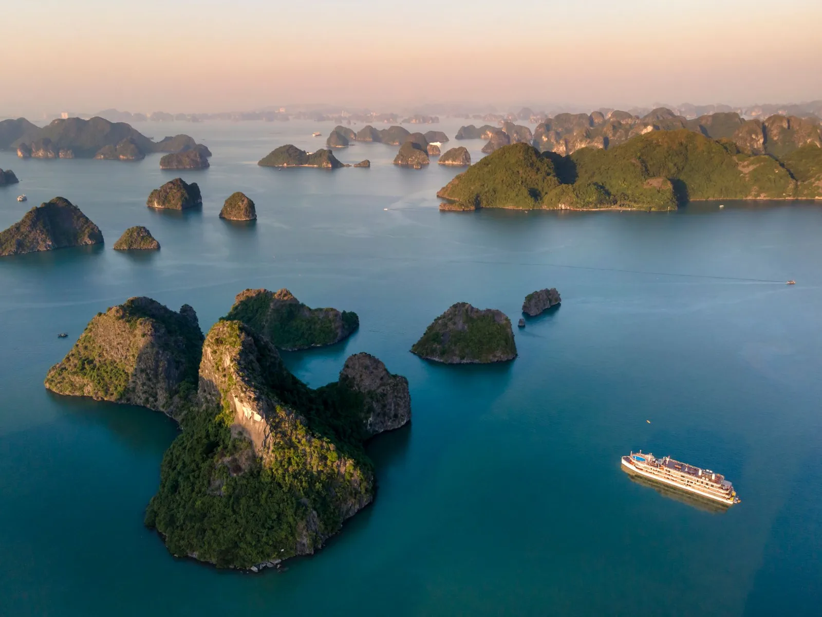 Bình minh mùa hè trên vịnh Lan Hạ