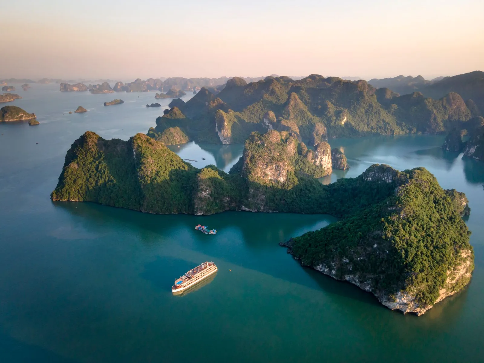 Tàu du lịch trên vịnh Lan Hạ lúc hoàng hôn