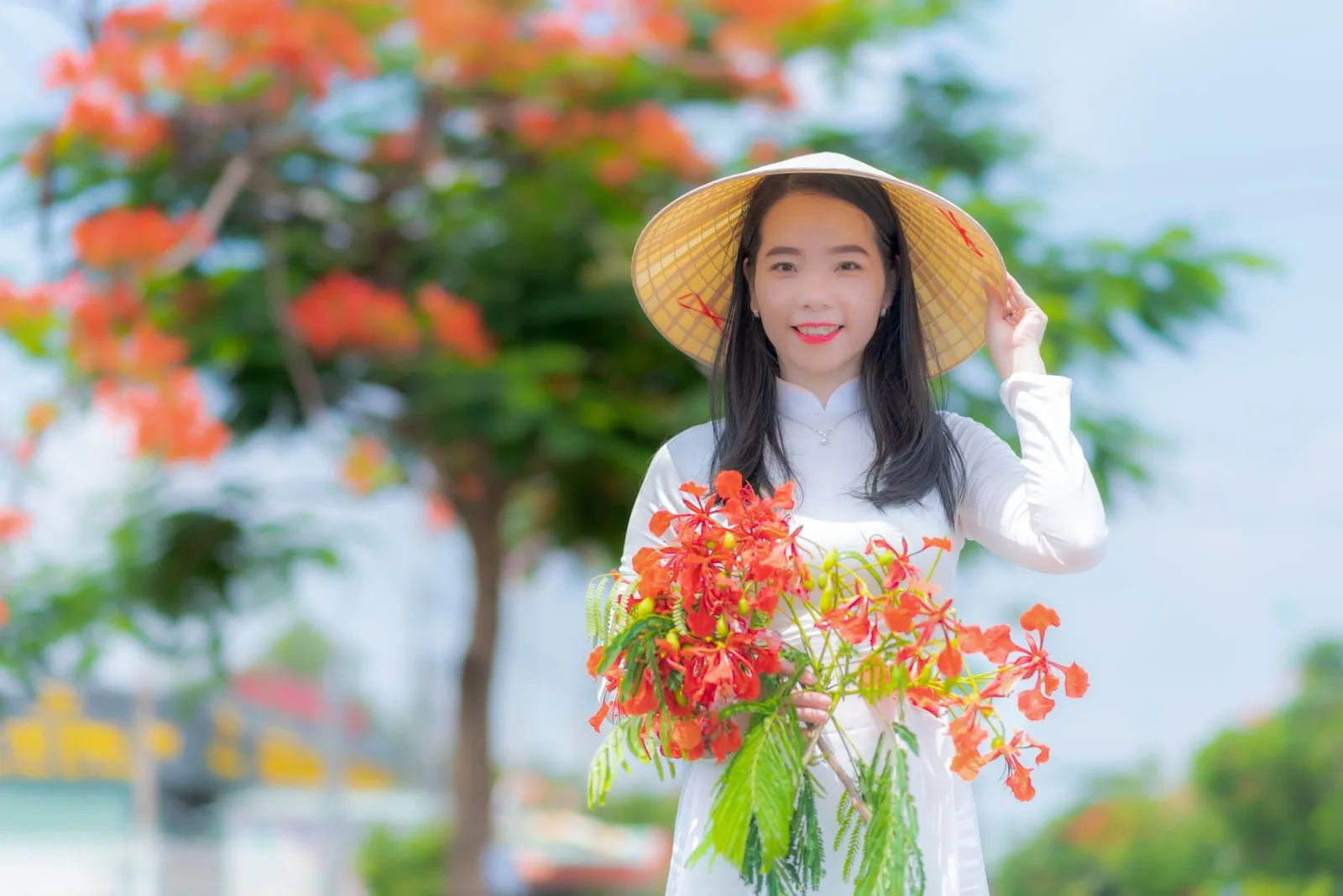 Du khách Việt chụp ảnh bên cây hoa ban đang nở