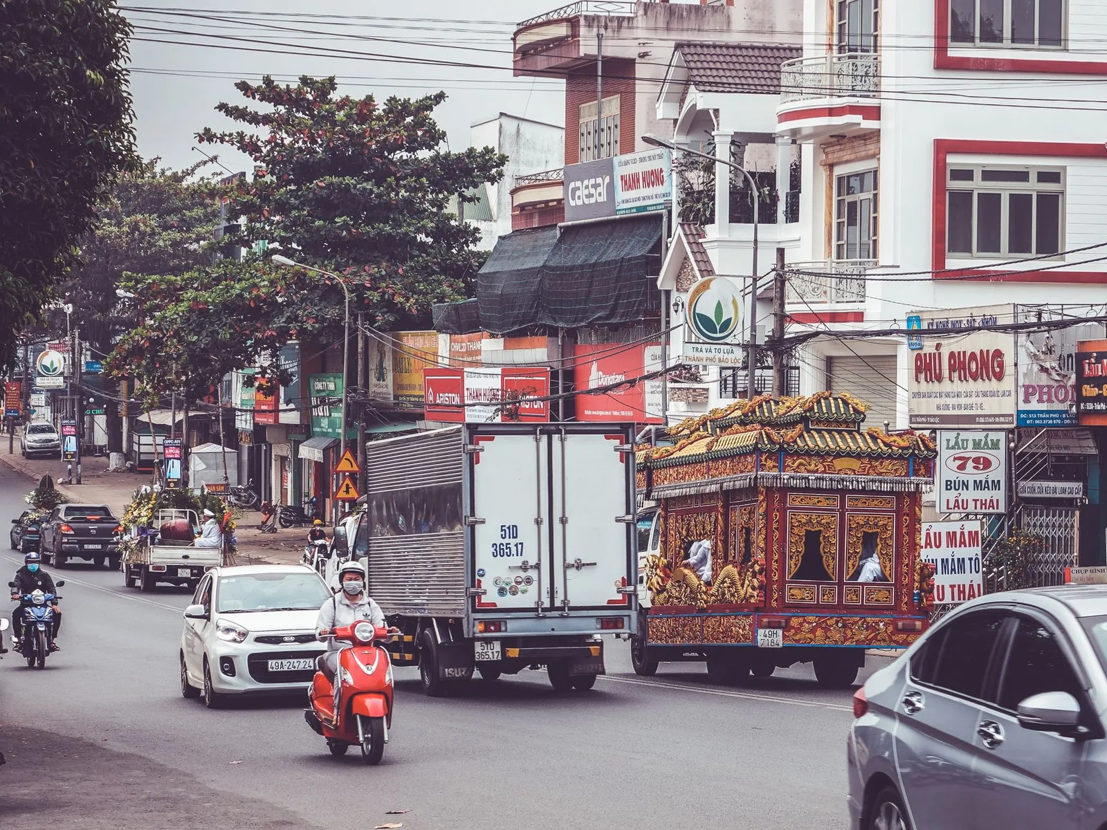 Du khách châu Á đi xe máy trên cung đường miền núi