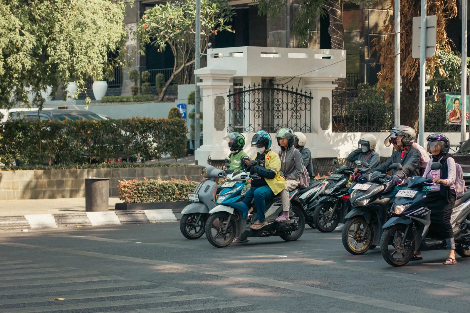Người đi xe máy kiểm tra phương tiện bên đường