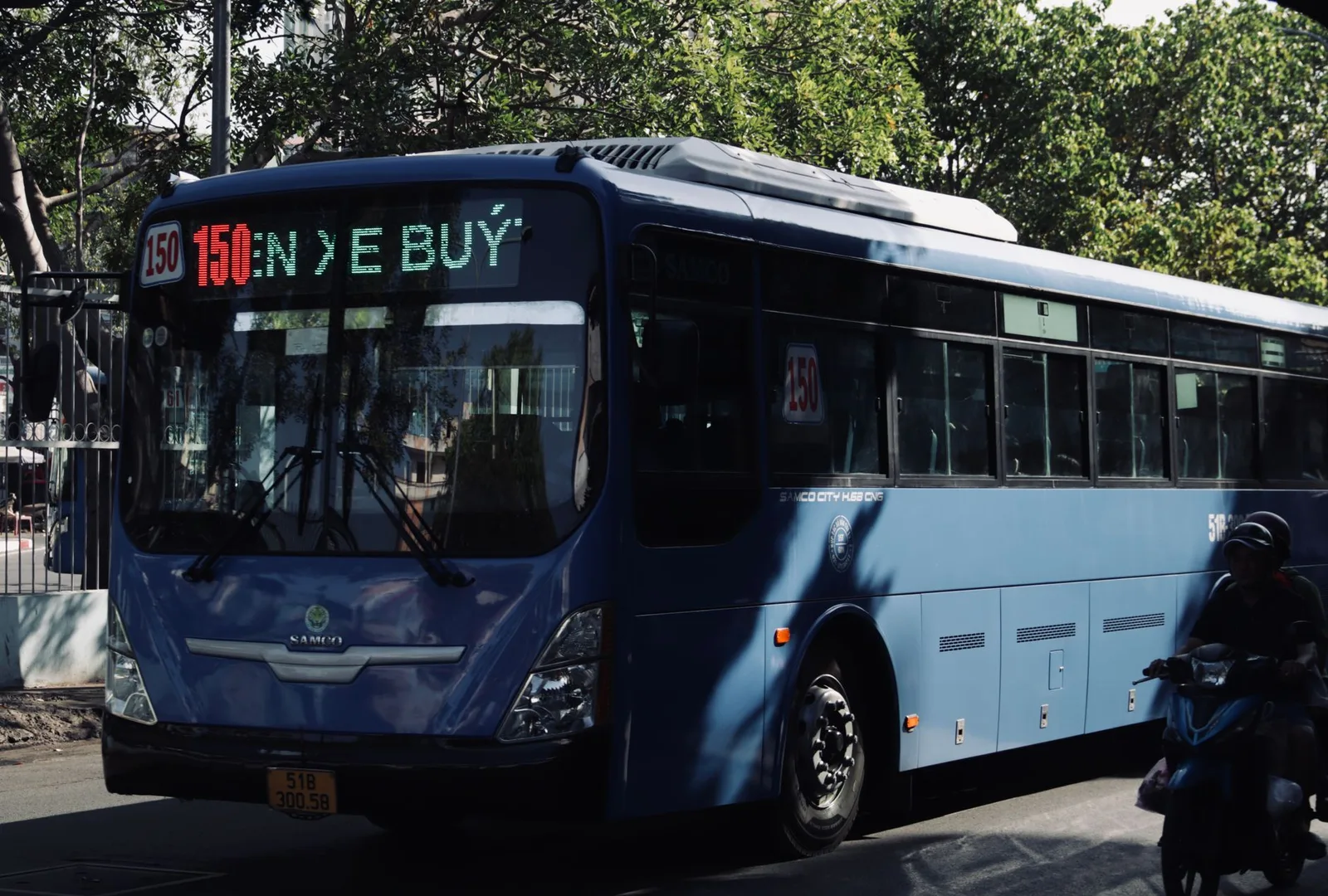 Du khách châu Á di chuyển bằng xe khách ở vùng núi