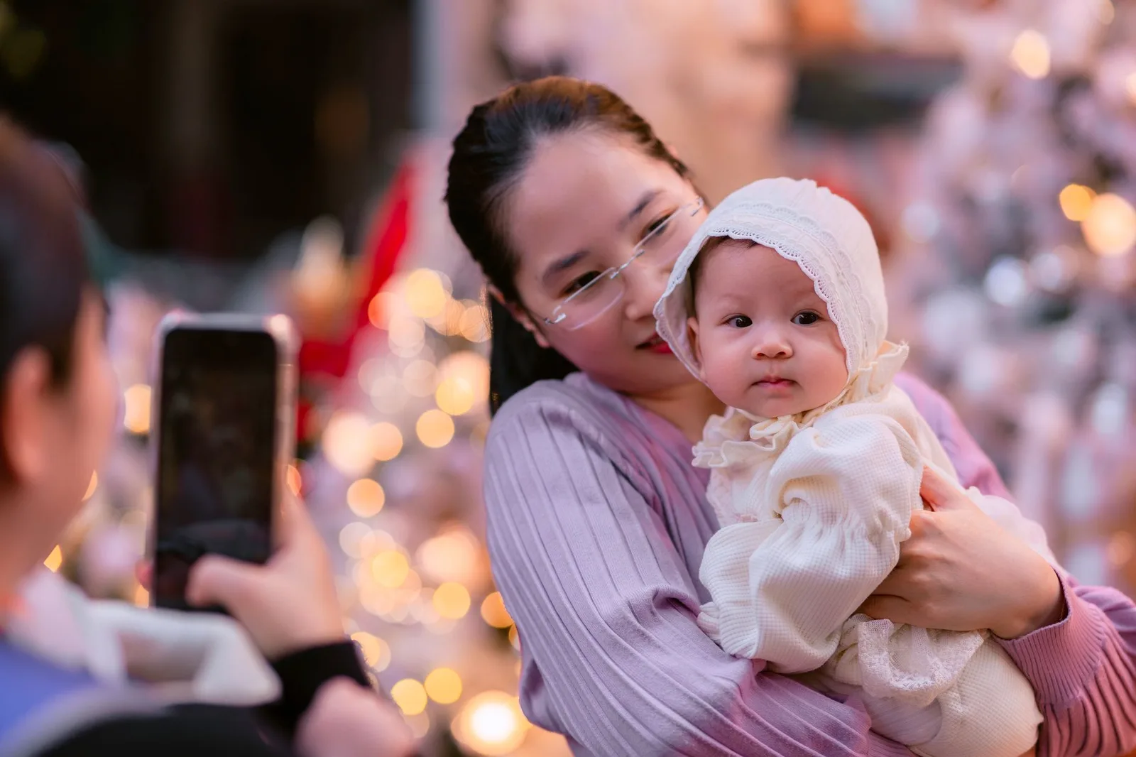 Cha mẹ châu Á hạnh phúc bên con gái nhỏ