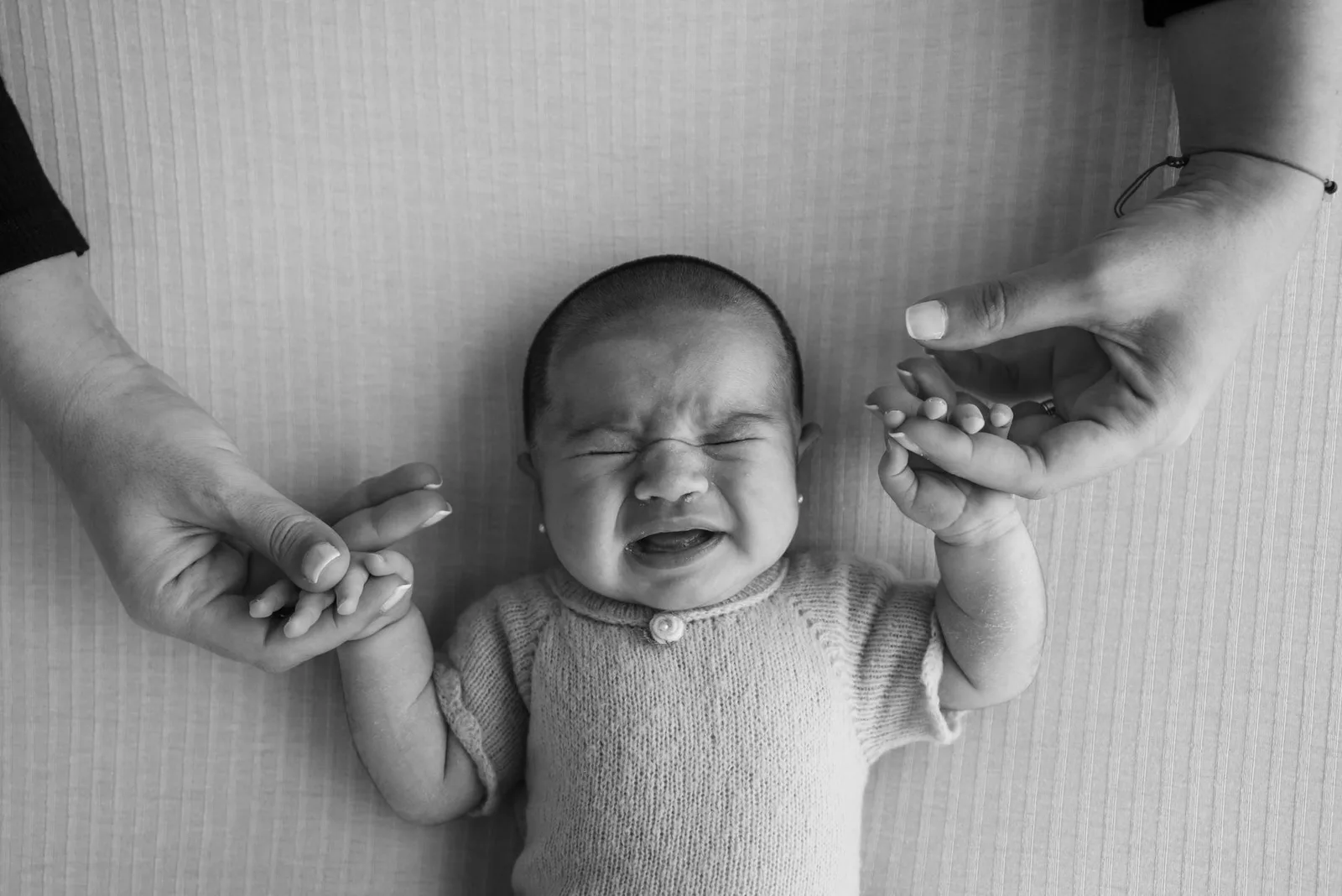 Cha mẹ Việt Nam bên con gái mới sinh