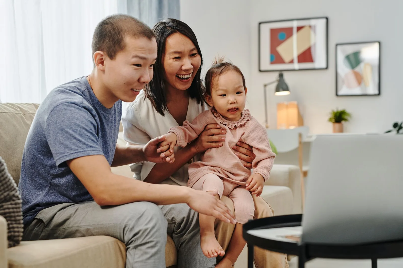 Cha mẹ cùng cân nhắc tên đệm phù hợp cho con gái