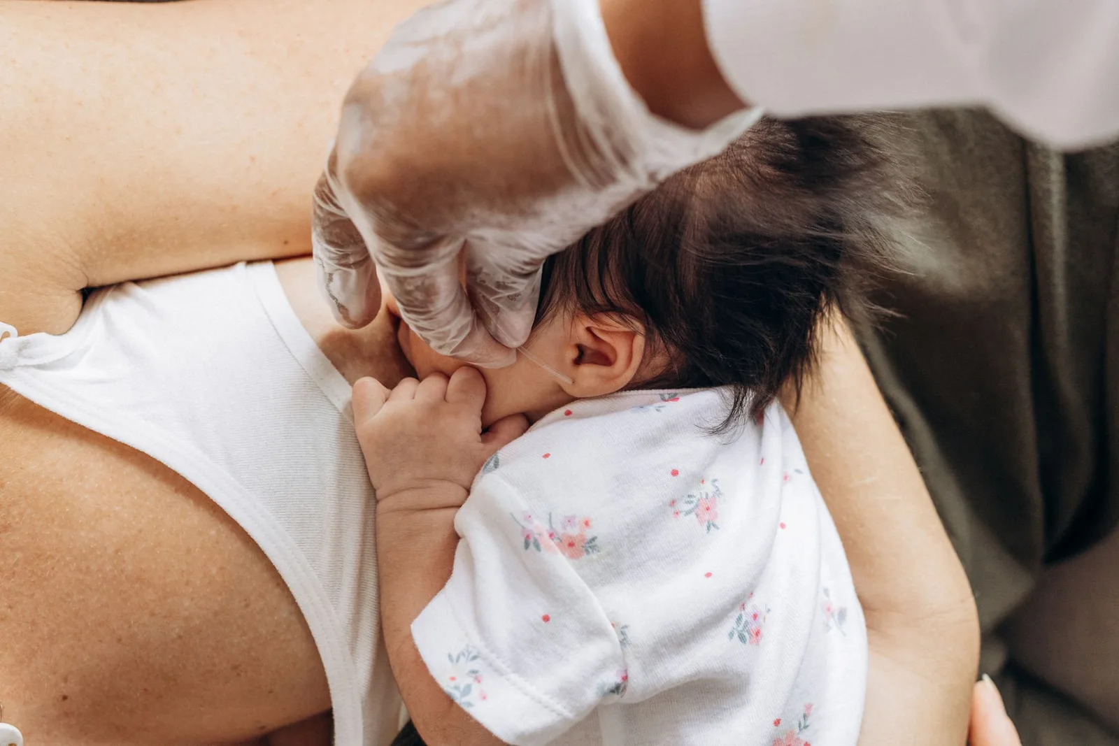 Cha mẹ âu yếm bé gái sơ sinh và nghĩ về điều muốn gửi gắm