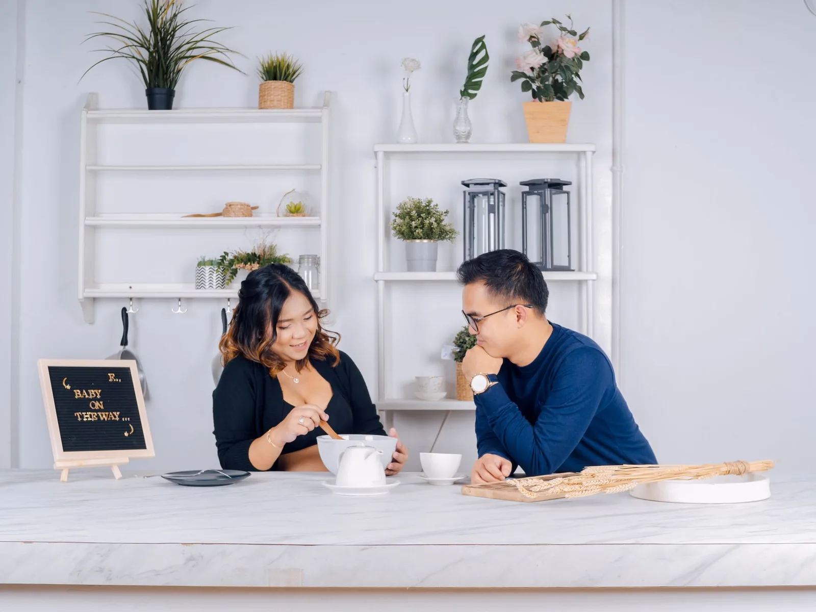 Cha mẹ châu Á cùng trao đổi để chọn tên cho con gái
