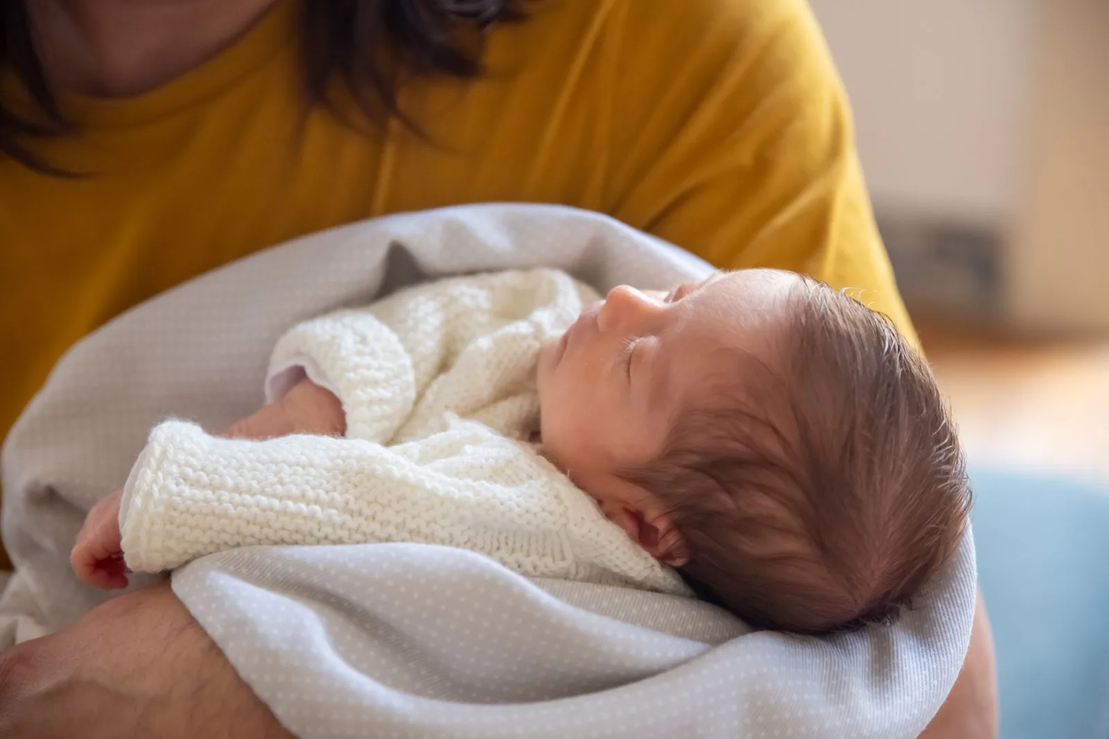 Cha mẹ châu Á âu yếm con trai mới sinh