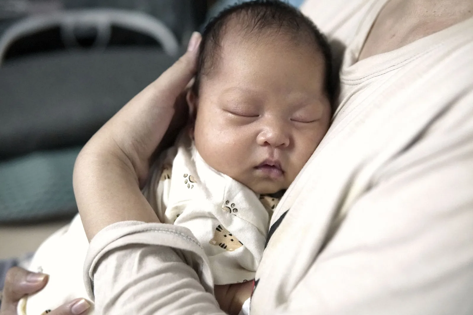 Cha mẹ cùng trao đổi bên em bé đang ngủ
