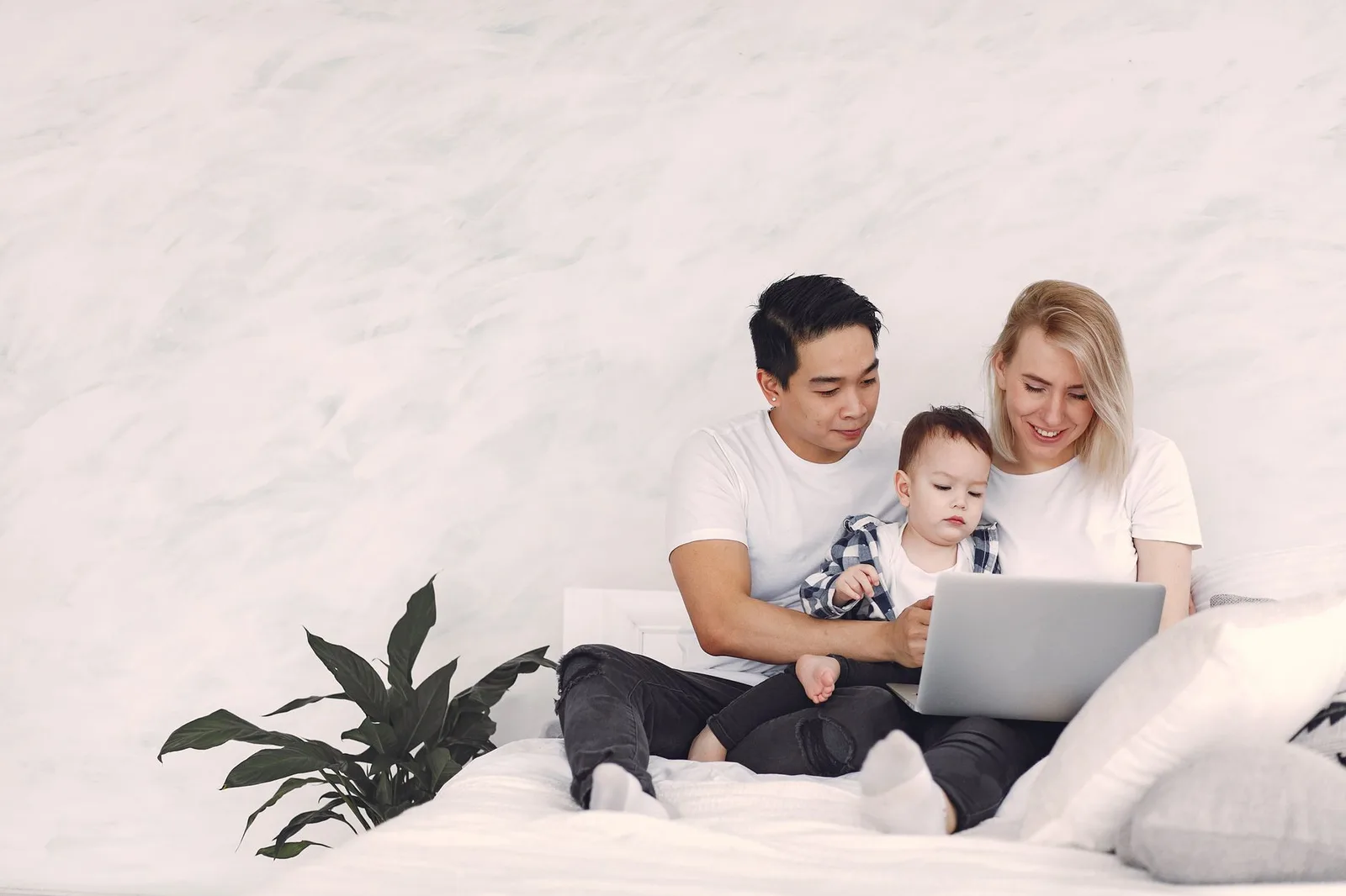 Cha mẹ tra cứu tên cho con trên máy tính