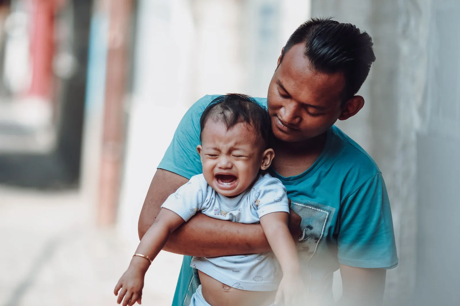 Cha mẹ Việt Nam âu yếm bé trai nhỏ