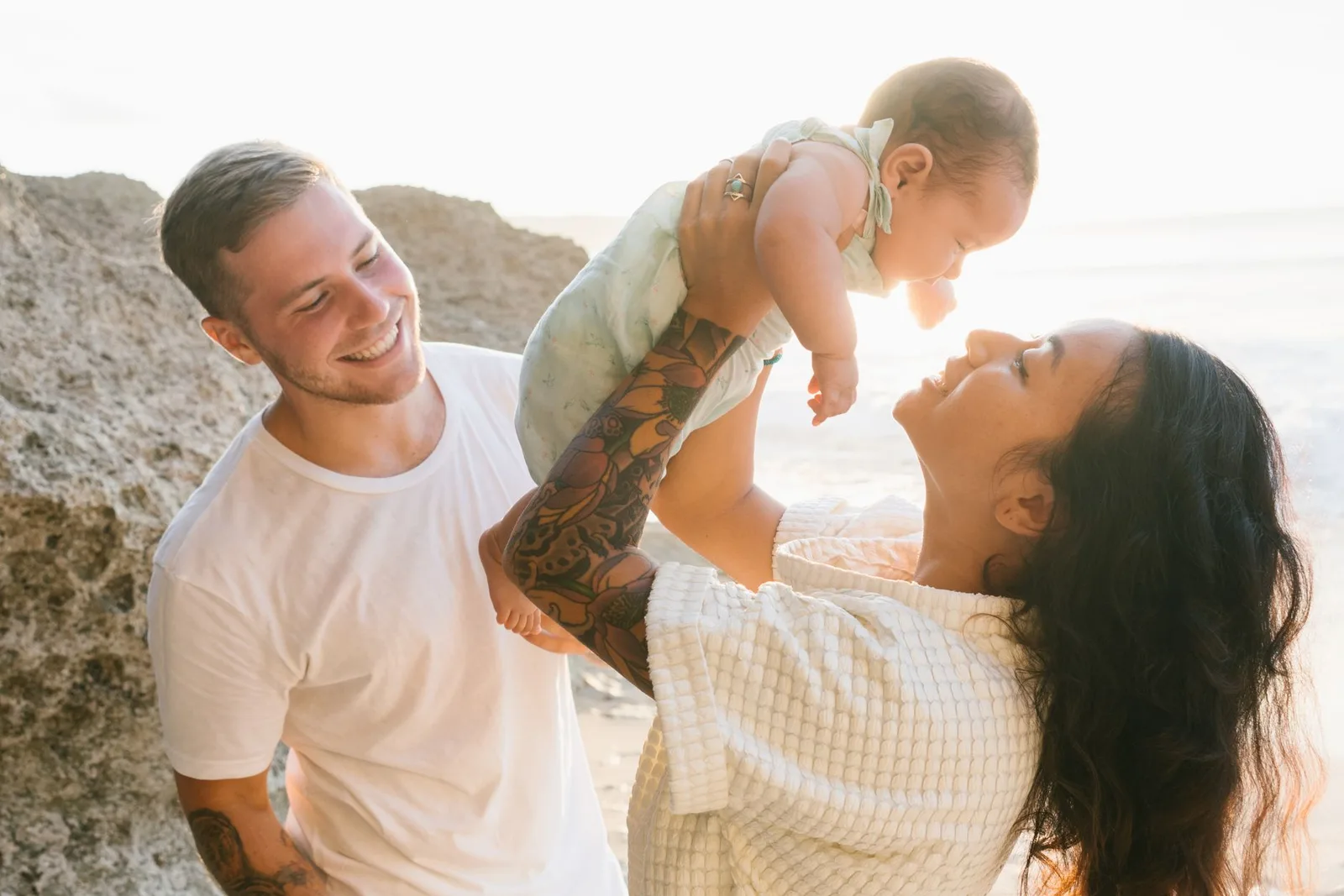 Gia đình Việt Nam vui vẻ bên bé trai nhỏ