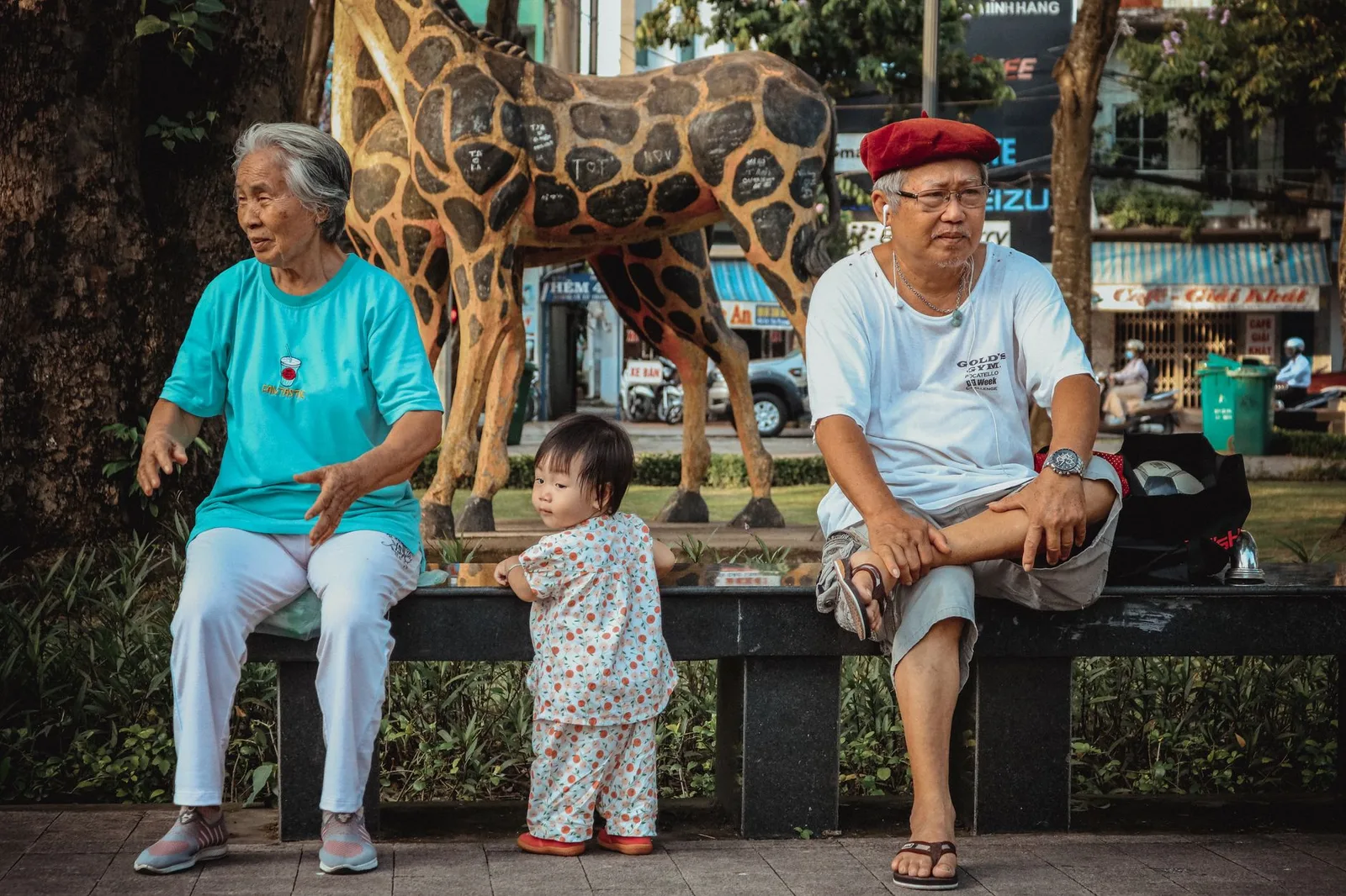 Ông bà Việt Nam âu yếm bế cháu nhỏ