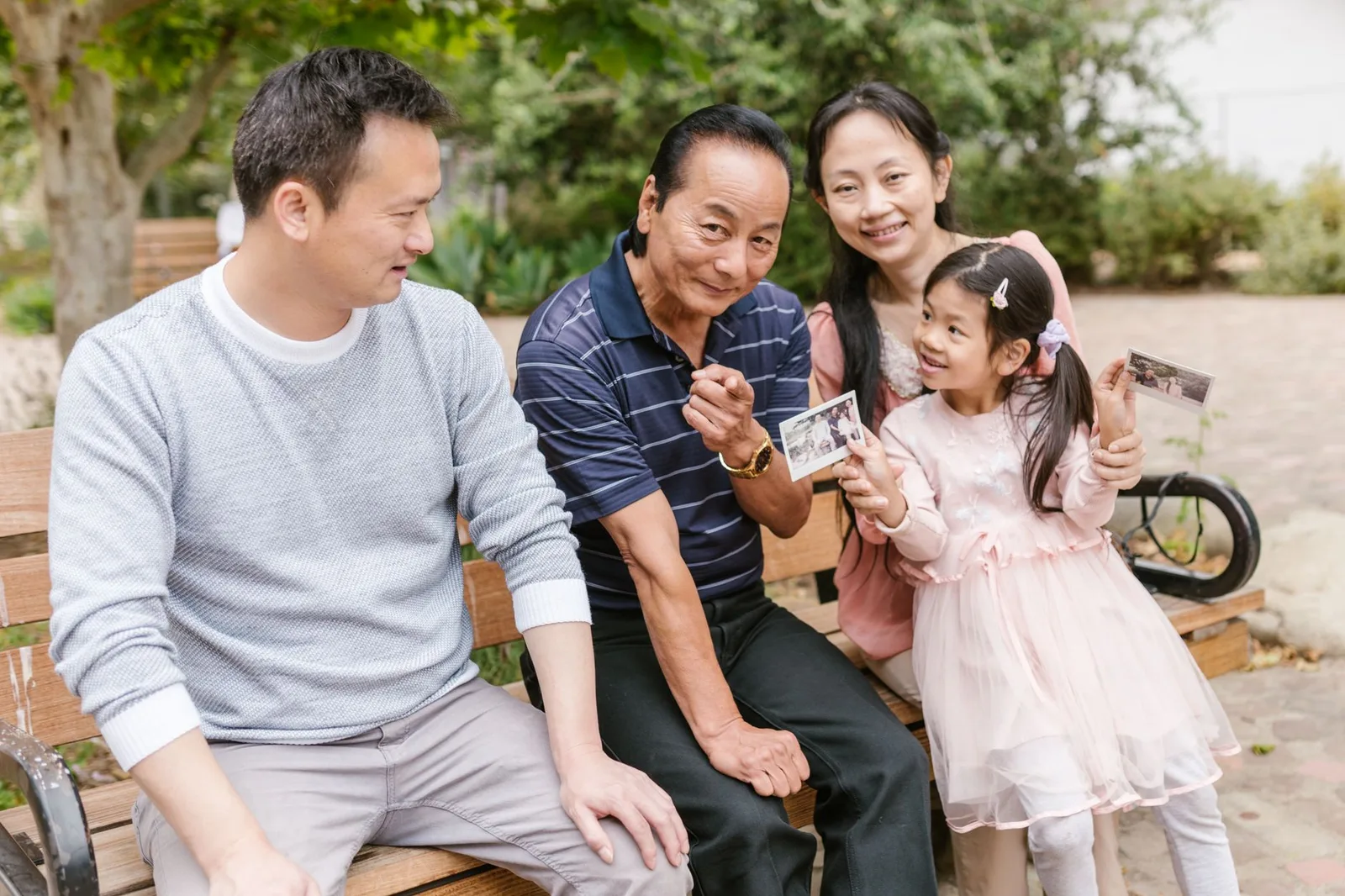 Cả gia đình vui vẻ bên em bé mới chào đời