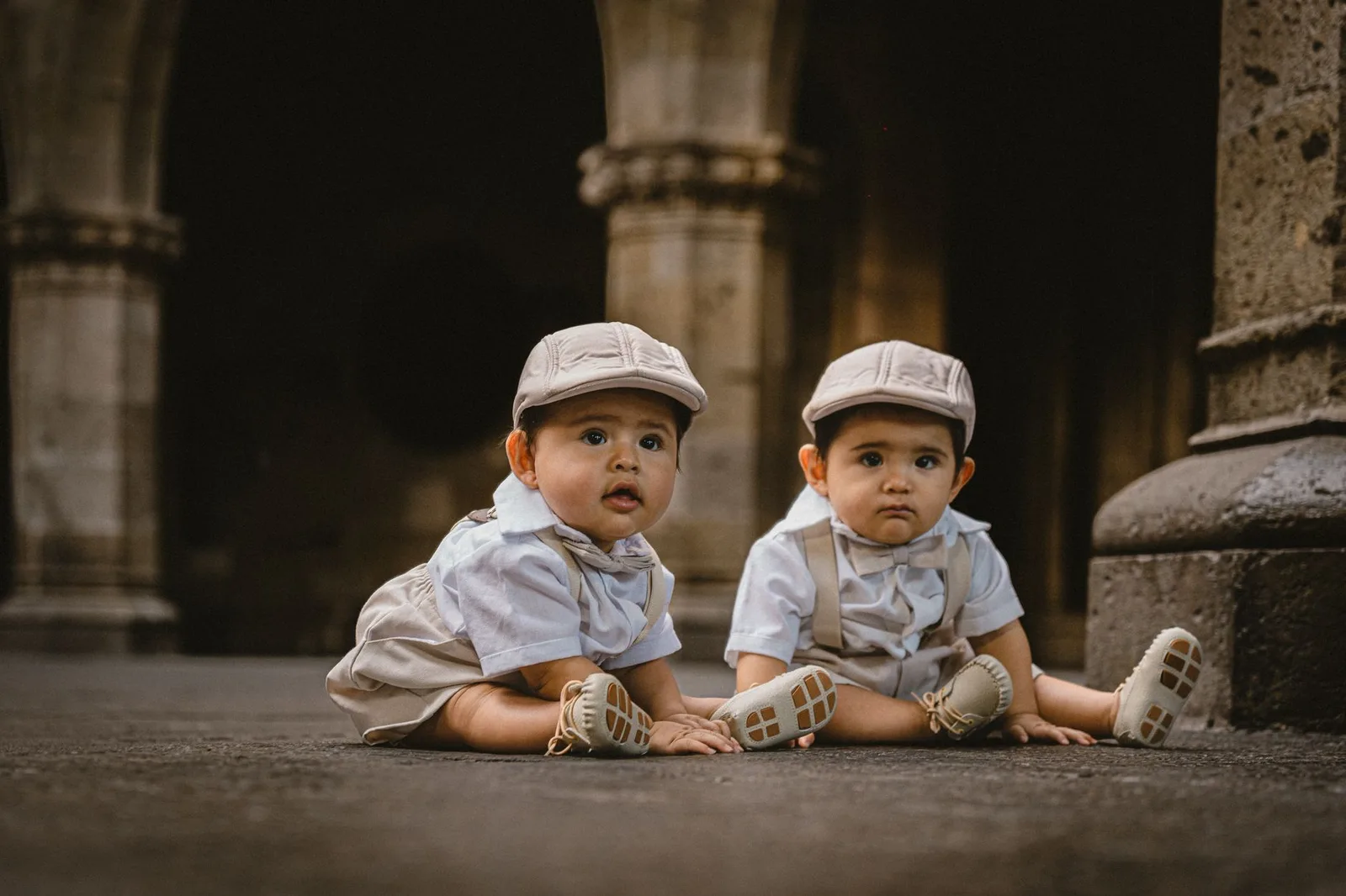 Hai bé trai sinh đôi mặc trang phục giống nhau nên khó phân biệt