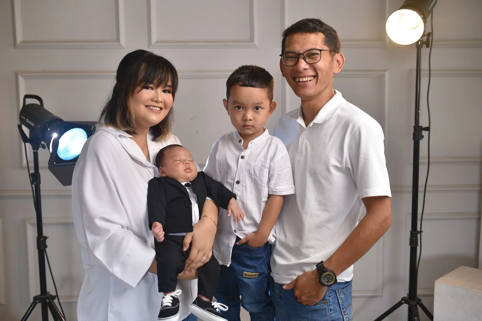 Cha mẹ bên hai bé trai sinh đôi trước khi chọn tên
