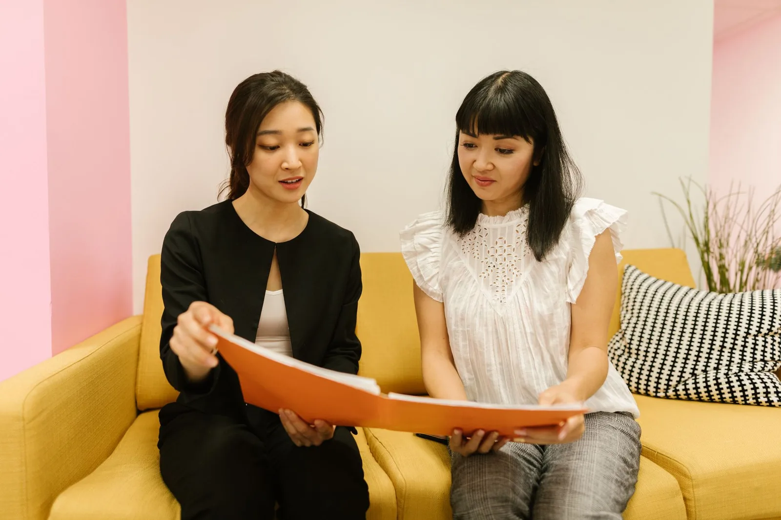 Cha mẹ kiểm tra hồ sơ đặt tên và khai sinh cho con