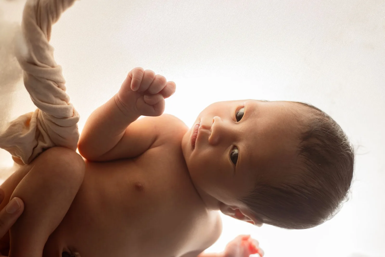 Gia đình đa văn hóa bên em bé mới sinh
