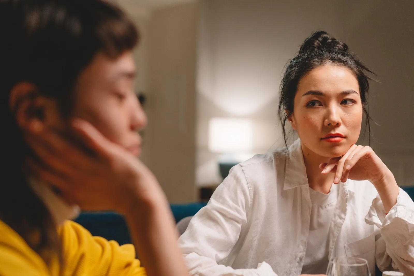 Cặp đôi châu Á lắng nghe và thấu hiểu nhau