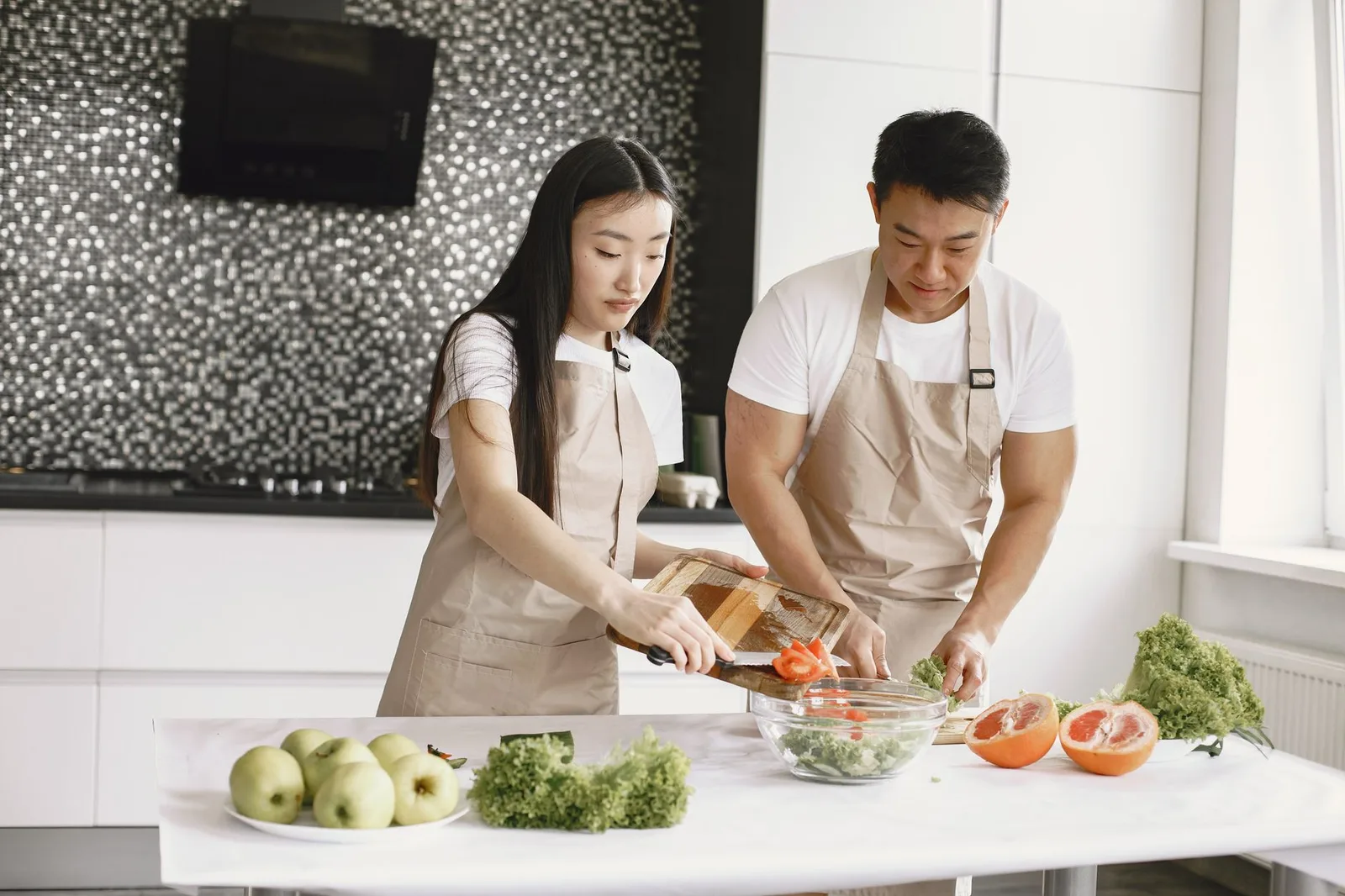 Cặp đôi cùng nấu ăn trong nhịp sống hằng ngày
